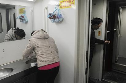 农民工45小时回家路:人声鼎沸站着睡