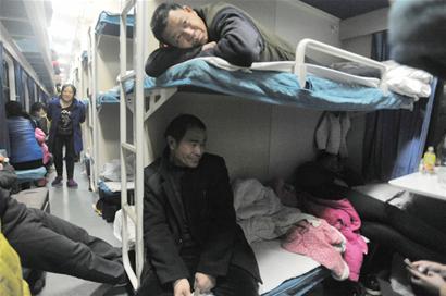 农民工45小时回家路:人声鼎沸站着睡