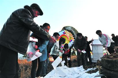 救人笑脸女孩谢小利昨下葬:愿天堂没有冰冷的河 救人笑脸女孩谢小利昨下葬:愿天堂没有冰冷的河