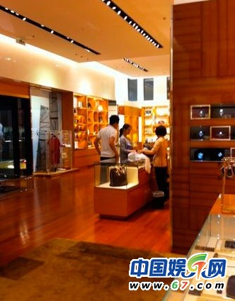 大S孕味十足紧贴老公逛街