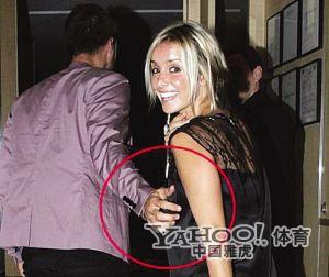 伸向女星的咸猪手 真够刁钻的