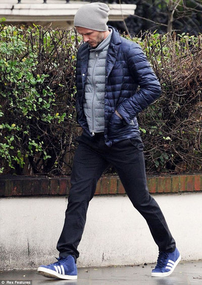 小贝低头徘徊伦敦街头。