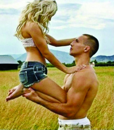 高难度情侣合照引模仿热专家提醒女孩须娇小（图）