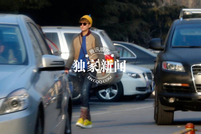 谭维维酩酊大醉摔地 与男性友人同回公寓