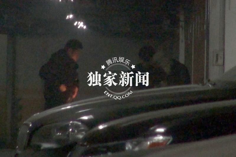 谭维维酩酊大醉摔地 与男性友人同回公寓
