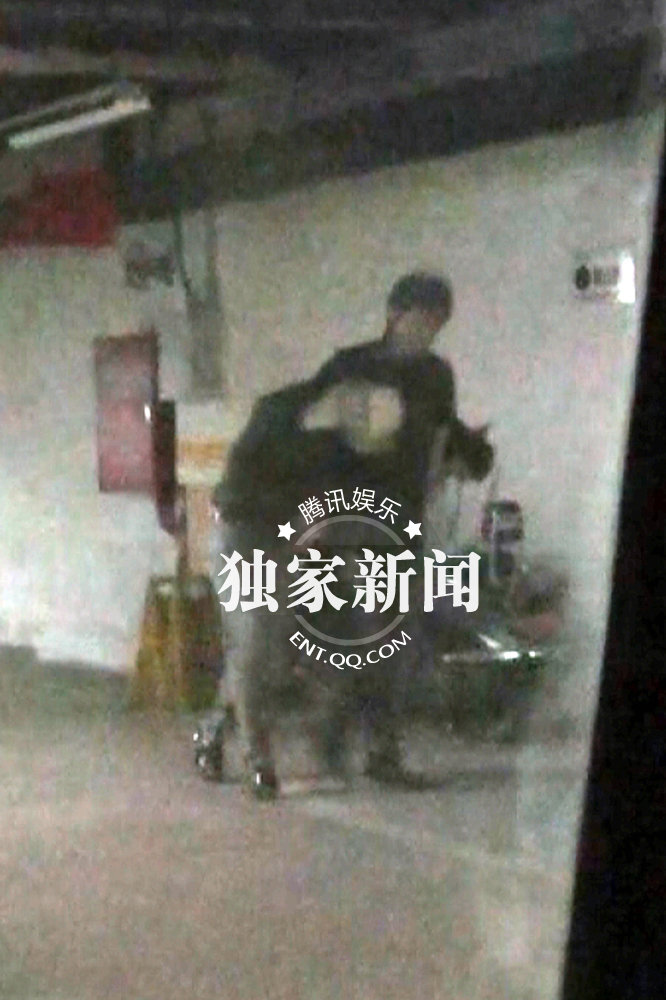 谭维维酩酊大醉摔地 与男性友人同回公寓