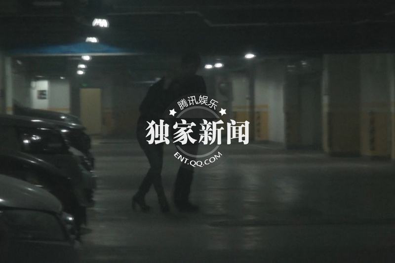 谭维维酩酊大醉摔地 与男性友人同回公寓