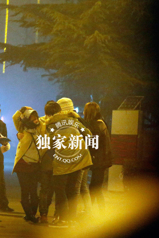 谭维维酩酊大醉摔地 与男性友人同回公寓