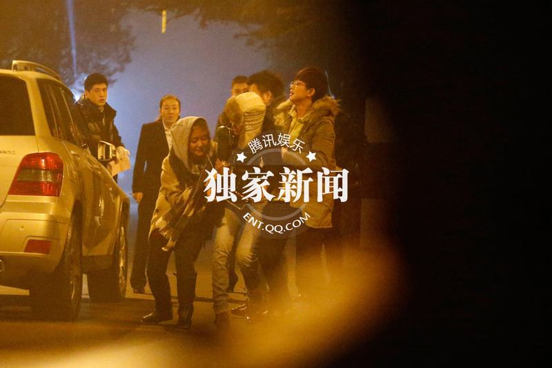 谭维维酩酊大醉摔地 与男性友人同回公寓