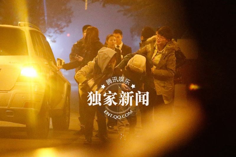 谭维维酩酊大醉摔地 与男性友人同回公寓