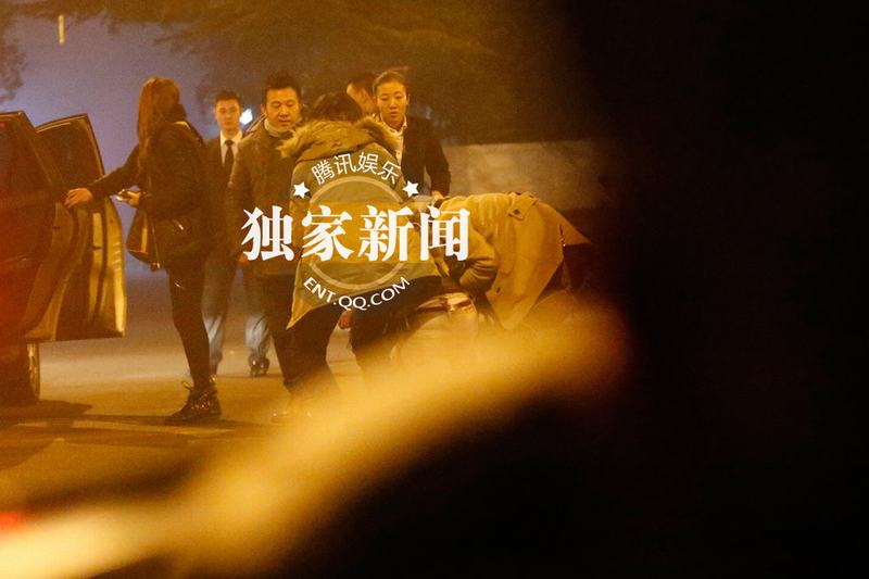 谭维维酩酊大醉摔地 与男性友人同回公寓