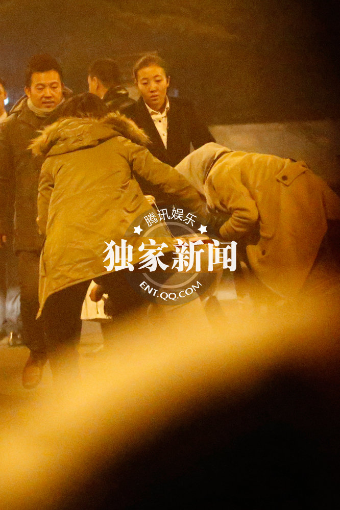 谭维维酩酊大醉摔地 与男性友人同回公寓