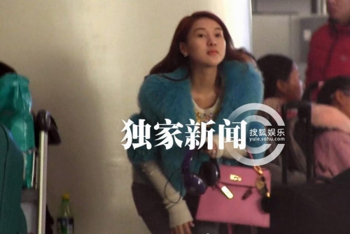 郭美美素颜机场疯狂自拍 网友：鹰钩鼻子三角眼