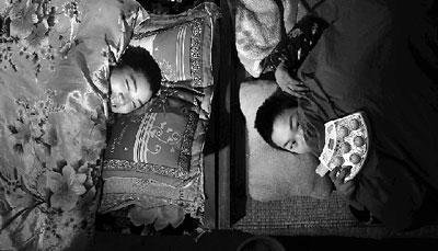 15岁男孩生活无法自理 家人将其寄养敬老院 15岁男孩生活无法自理 家人将其寄养敬老院