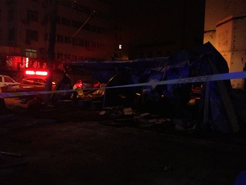 独家:烟花爆竹摊点凌晨爆炸 浓烟形成巨大蘑菇云