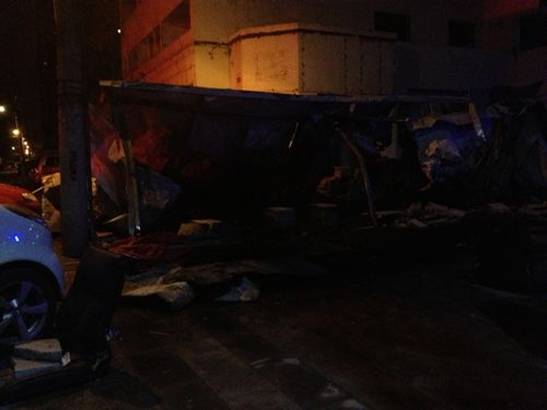 独家:烟花爆竹摊点凌晨爆炸 浓烟形成巨大蘑菇云