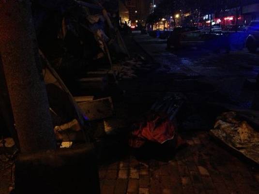 独家:烟花爆竹摊点凌晨爆炸 浓烟形成巨大蘑菇云