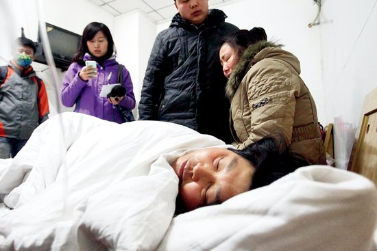 火灾后，袁厉害因突发高血压病倒住院，一度陷入昏迷。（摄影卢广等）