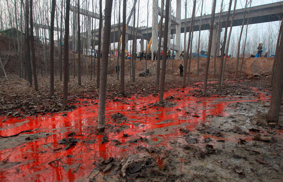 河南义昌大桥坍塌现场现不明红色液体 居民担忧水源