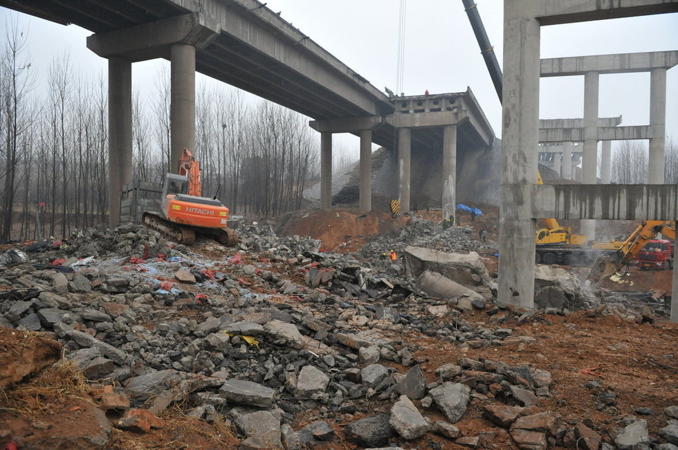 河南义昌大桥坍塌现场现不明红色液体 居民担忧水源