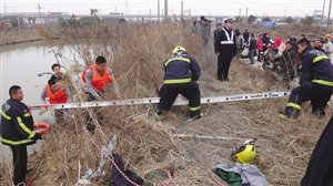 父教两未成年女儿开三轮车 冲入河塘致二人溺亡