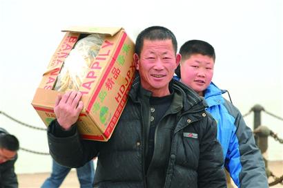 田横岛渔民坐船赶大集 杀猪宰鸡贴红福年味浓