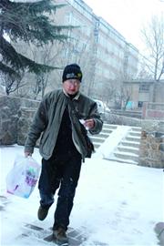 揭秘年关快递员:月入7千没空买年货 午饭开水就面包