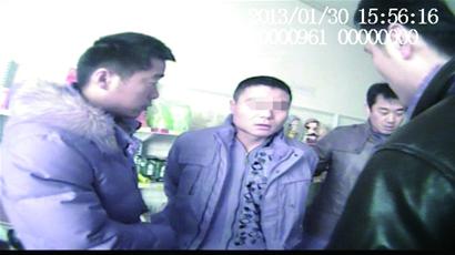 小偷日撬婚房夜撬店 偷出个服装专卖店