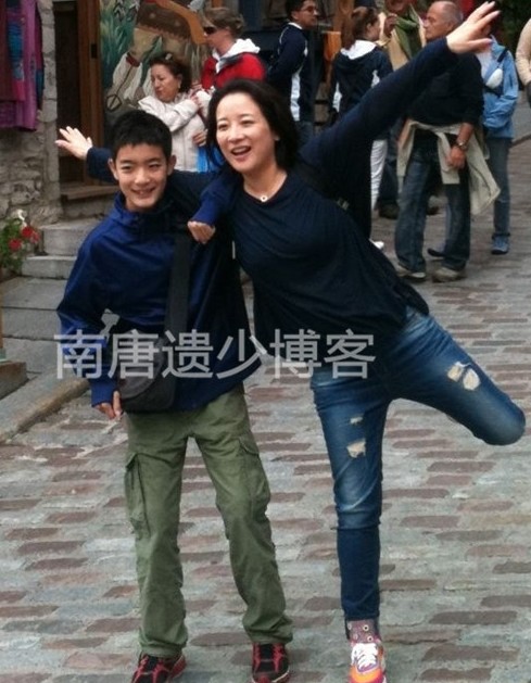 46岁陈小艺13岁儿子近照曝光