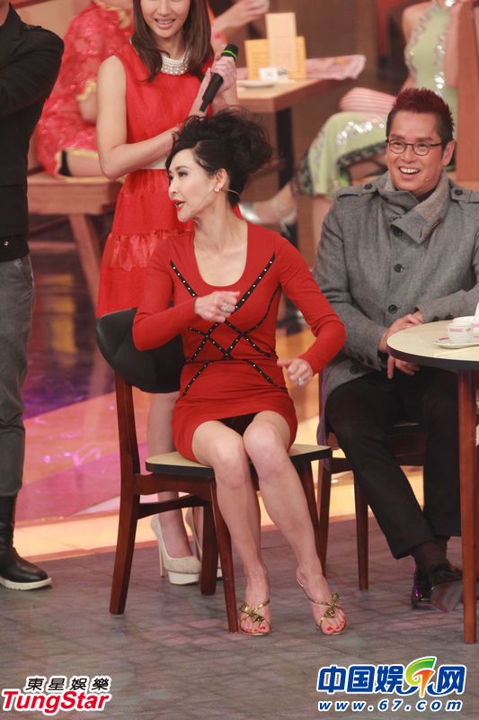 直击TVB春晚 叶玉卿不慎尴尬周慧敏再现女神风采