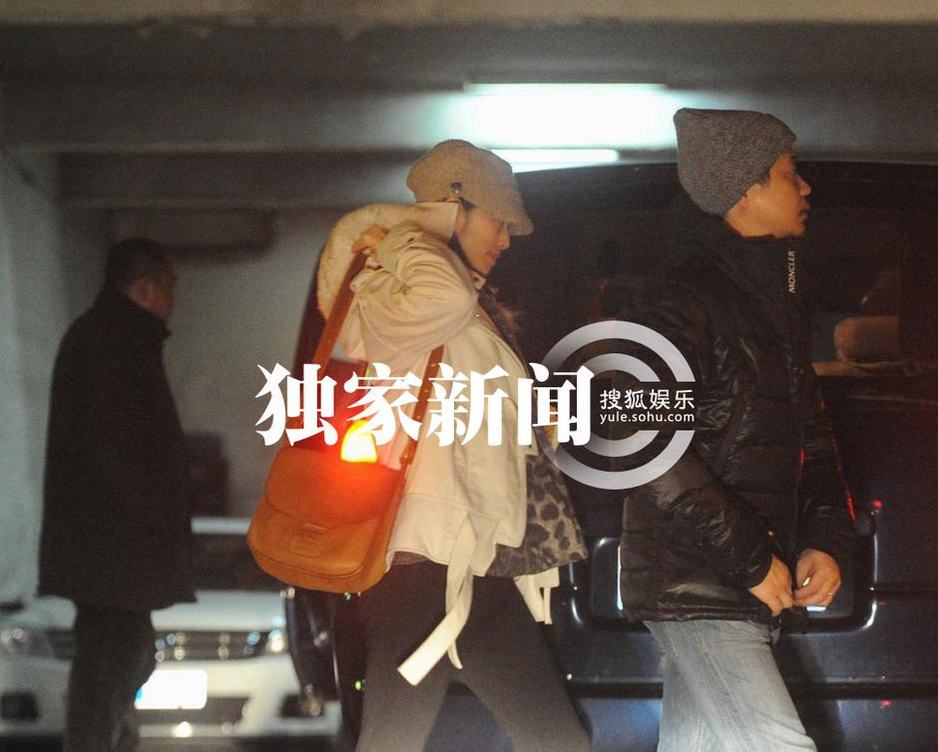 每日追星：赵文卓为爱妻当“助理” 姚晨挺孕妇曹郁贴心接机