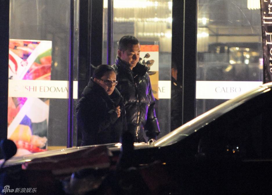 每日追星：赵文卓为爱妻当“助理” 姚晨挺孕妇曹郁贴心接机