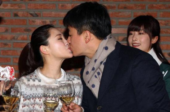 2013开年十大明星温馨吻照：黄渤吻林志玲羡煞屌丝