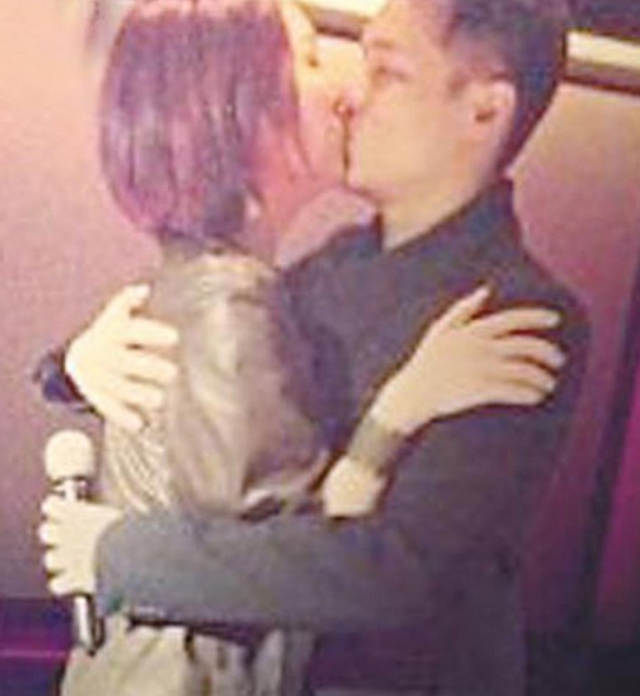 2013开年十大明星温馨吻照：黄渤吻林志玲羡煞屌丝