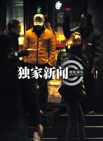 王宝强携娇妻吃火锅解馋