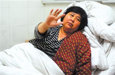 1月8日，袁厉害在医院得知孩子被送到福利院后，挥手说再见。本报记者王苡萱摄