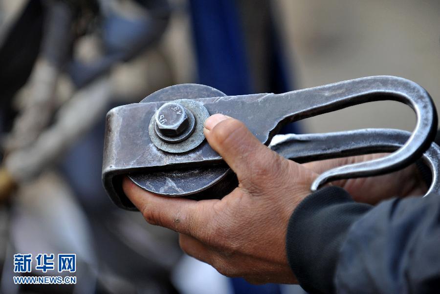 怒江大峡谷小山村溜索上的另类“春运”