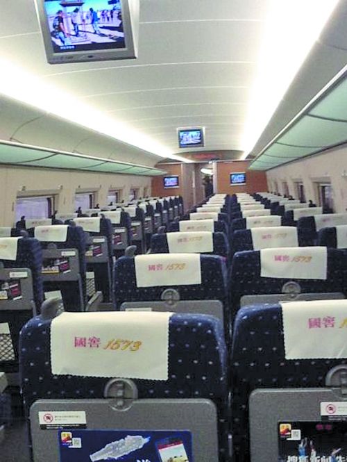 空荡荡的高铁车厢（网友车间阿猫 供图）