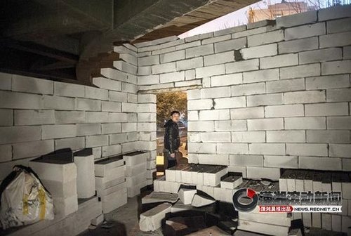 长沙流浪汉蜗居立交桥下被驱离