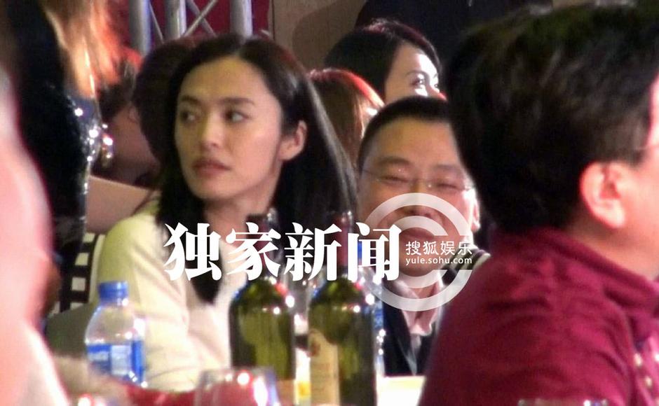 姚晨挺肚赴年会曹郁接送