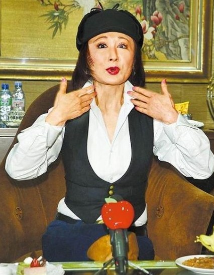 潘迎紫不小心腰间现赘肉。