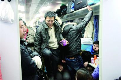 民工专列:通宵站回家 塑料桶赛软座