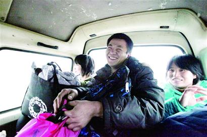 民工专列:通宵站回家 塑料桶赛软座