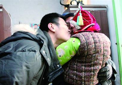 民工专列:通宵站回家 塑料桶赛软座