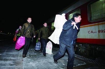 民工专列:通宵站回家 塑料桶赛软座