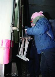 民工专列:通宵站回家 塑料桶赛软座