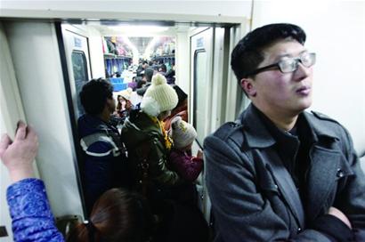 民工专列:通宵站回家 塑料桶赛软座