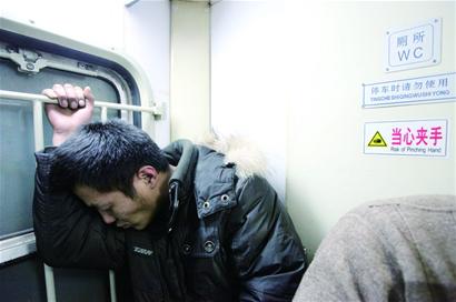 民工专列:通宵站回家 塑料桶赛软座