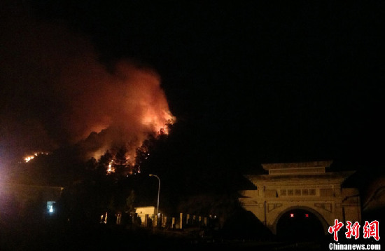 云南大理山火已连烧30小时 油库安全告急