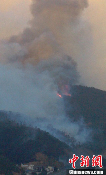 云南大理山火已连烧30小时 油库安全告急